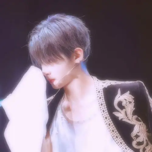 黄明昊justin 头像 男爱豆