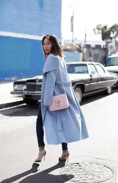 当然,狐狸菌建议大家不要全部用黑色来搭配蓝色,可以用一些其它颜色的