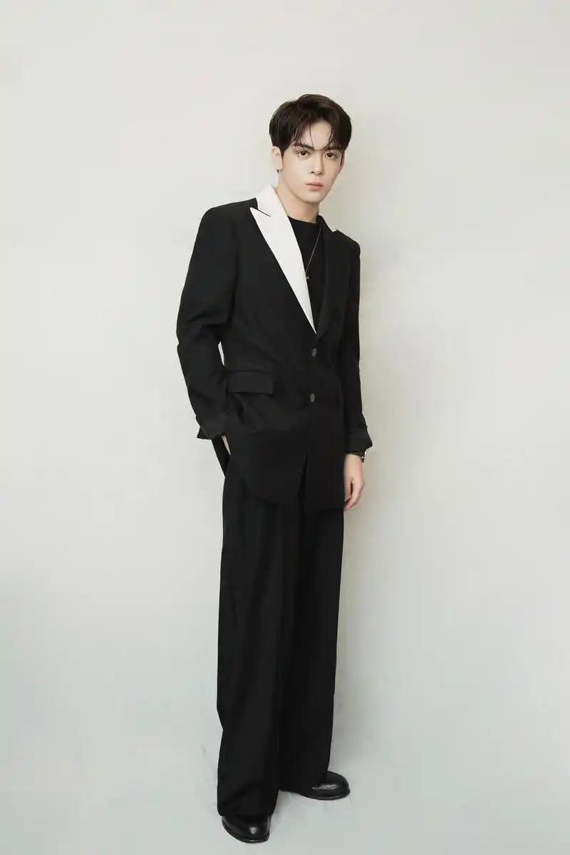 明星爱大牌:曾舜晞出席活动 黑白领西装沉稳帅气