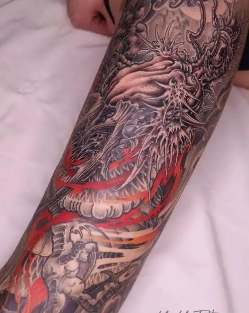 龙纹身图片_腿部新传统点刺纹身图案