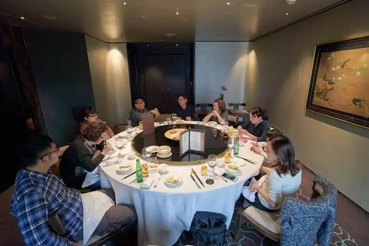 再来就进去我们包厢准备吃饭罗