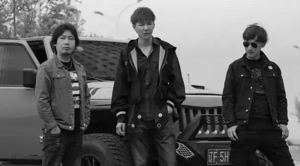 三人还为他们的乐队起了一个非常酷炫的名字"摩登兄弟"