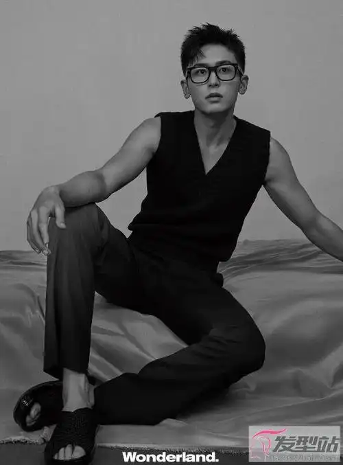 张哲瀚wonderland特制生日刊封面 尽显男神本色帅气值拉满