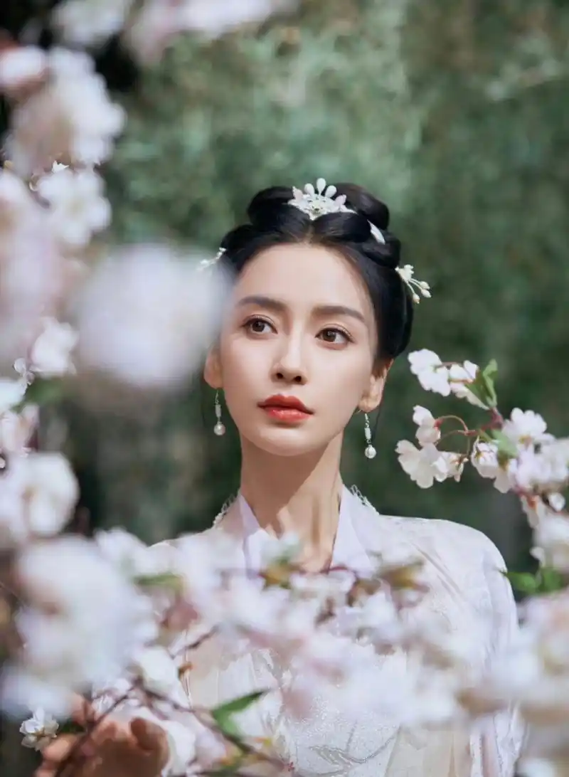 杨颖angelababy晒古装剧照,唯美的画面感让人很期待播出效果.
