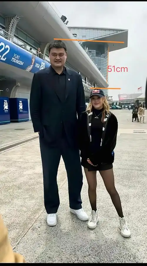 谷爱凌与姚明同框,姚明身高226cm,谷爱凌身高175cm,相差51cm的谷爱凌
