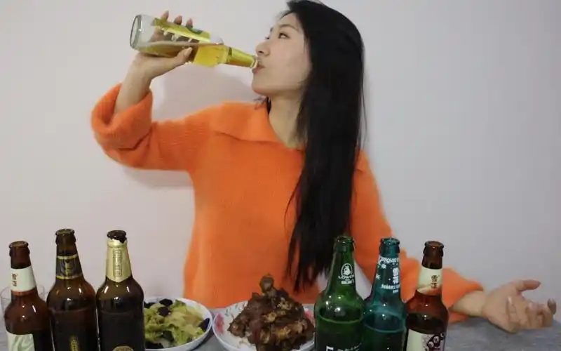 东北美女是真滴能喝,长假在家靠喝酒解闷,一口气狂吹7瓶啤酒