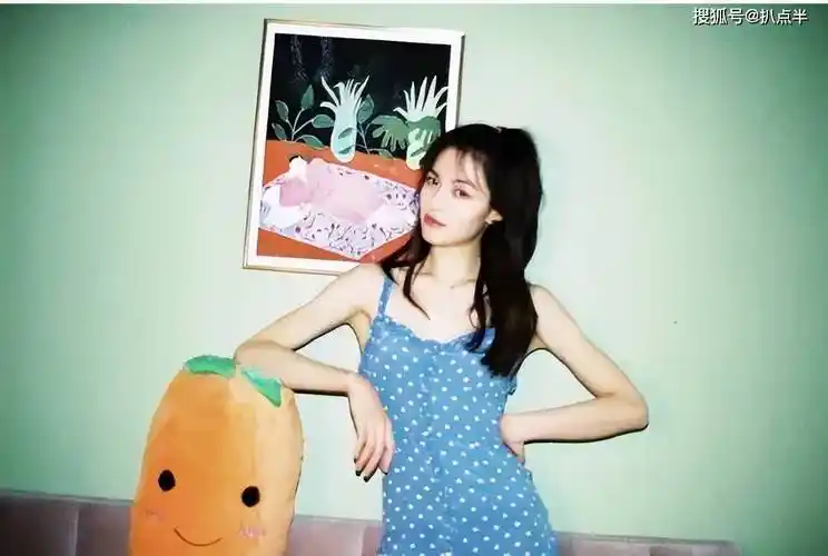 那之后,钟楚曦表达了想要转去表演系的想法,并在大二时就因为和同学