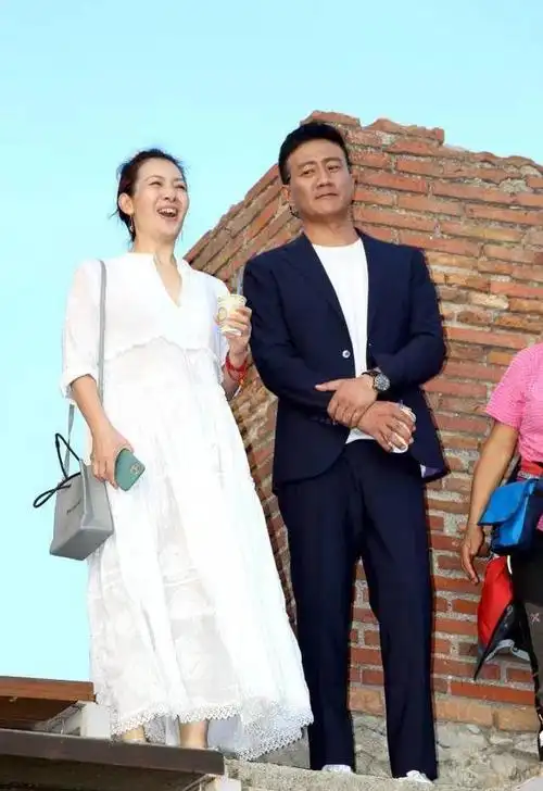 胡军一家四口度假,女儿身高近1米8好壮硕,儿子超级像他插图1