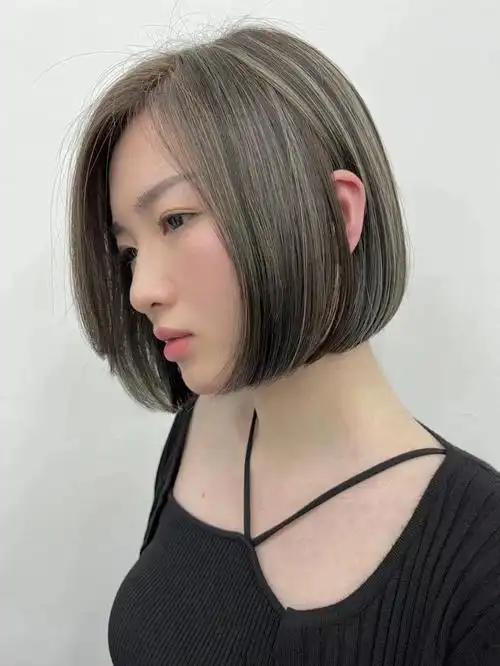 一刀切短发搭配光线挑染高级感十足颜色太低调,那就试试光线染,给头发