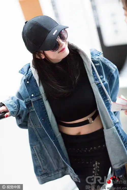 这个肚子肉不少杨幂露脐脱衣过安检肚腩凸出