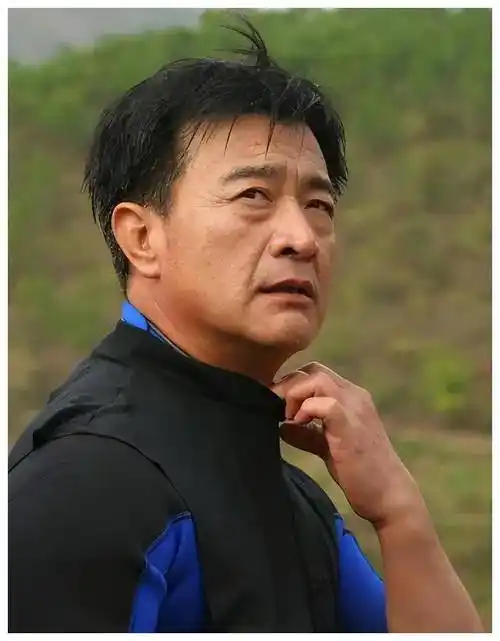 "80年代男神"周里京!妻子被害身亡后却被父亲告上法庭!