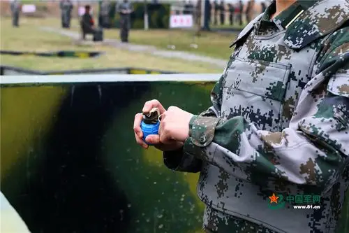 军校生手榴弹实弹投掷