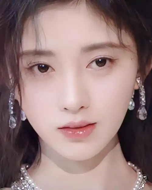 我们真的永远可以相信鞠婧祎,妆容,发型,穿搭,无一不是小个子女生的穿