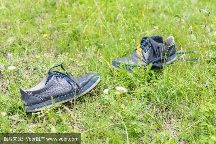 男人们的鞋子脱掉躺在绿色的草地上.其他的概念.