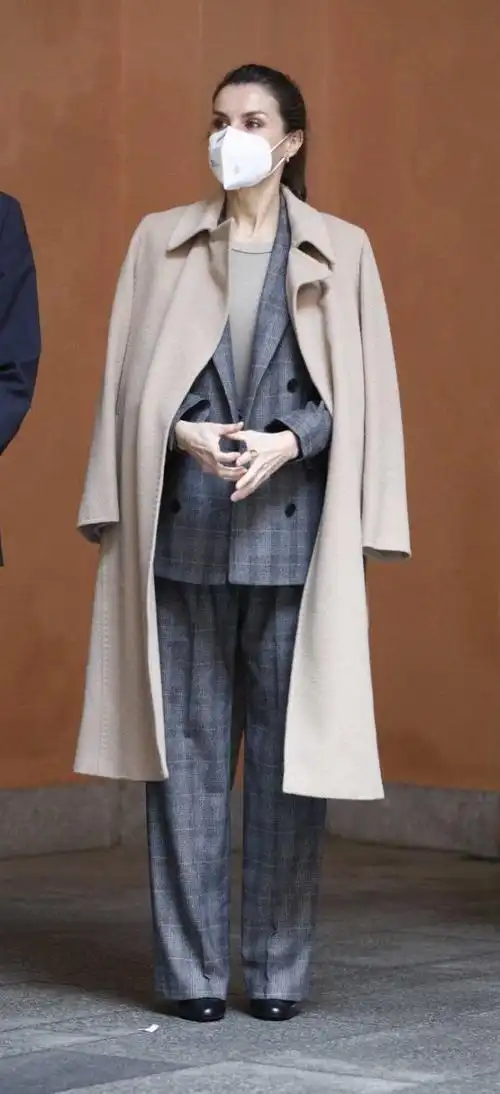 西班牙王后中性风西装开会,肩披大衣气场足,梅根相似造型却遭批