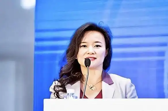 成蕾澳大利亚籍主持人,记者成蕾,女,1975年生于湖南岳阳,澳大利亚人