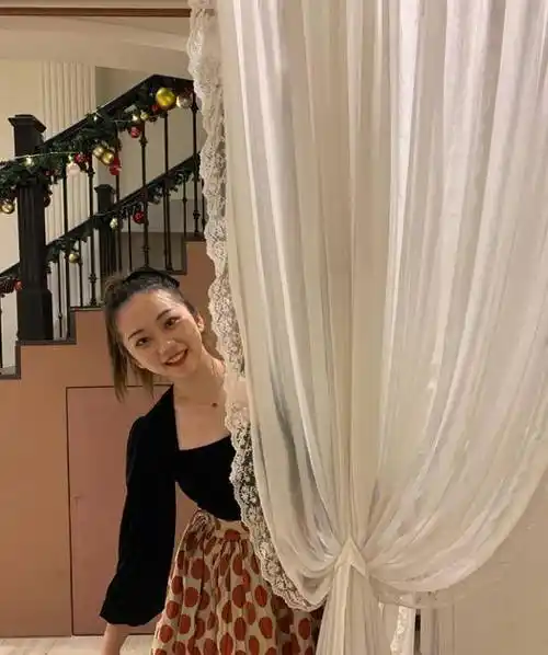 当初被吐槽长得丑,如今逆袭美到不敢认_黄安仪_造型_气质