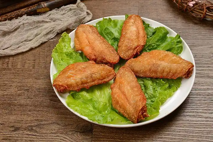 一盘美味的肯德基炸鸡翅