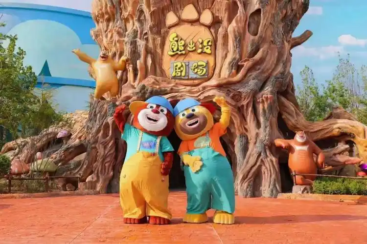 他重视乐园主题化建设.团队将自有的熊出没等动漫ip融入线下主题公园