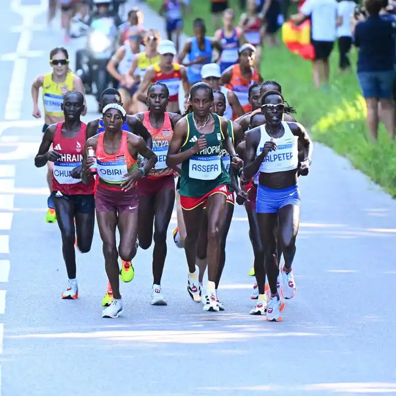 巴黎奥运会女子马拉松比赛正在进行中,目前第一集团5人规模,30公里用