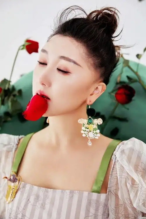 1987年2月25日出生于中国四川,中国内地流行乐女歌手