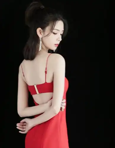 陈瑶穿吊带开叉红裙性感妖娆,肤若凝脂大秀事业线,这身材绝了