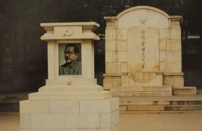 八宝山公墓最大的墓既不是朱老总的也不是彭老总的而是他的