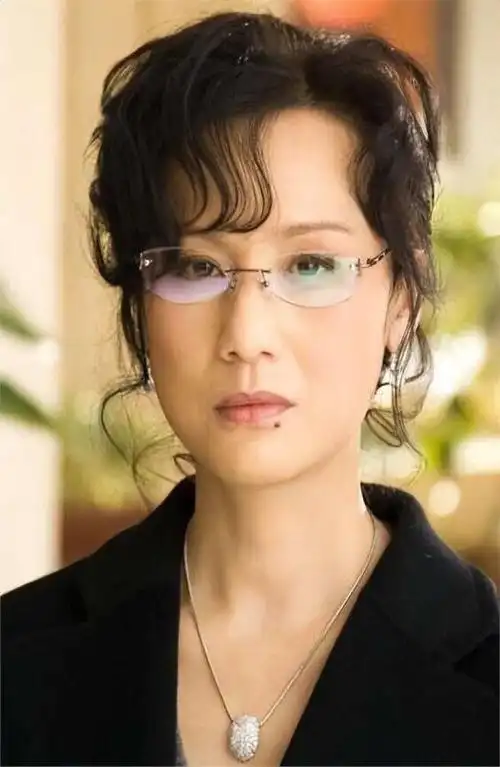 李建群一生无儿无女,和著名导演同居27年不结婚,临死前后悔了