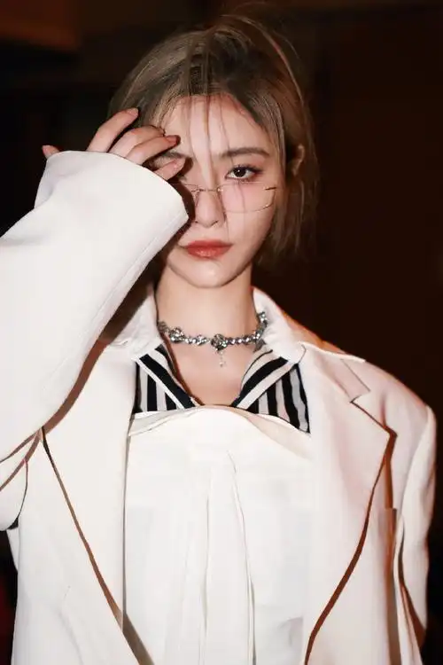 许佳琪情人节白色西装十八宫格##许佳琪隧道氛围感大片