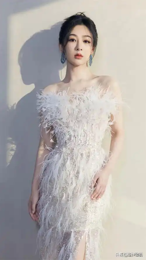 杨紫仙境照片大全杨紫穿礼服的照片杨紫金色抹胸杨紫春季妆容图片大全