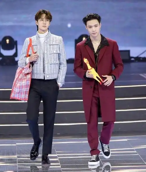 王一博张艺兴同框还拉手?晚会西装造型的酒红和天蓝,精致又贵气