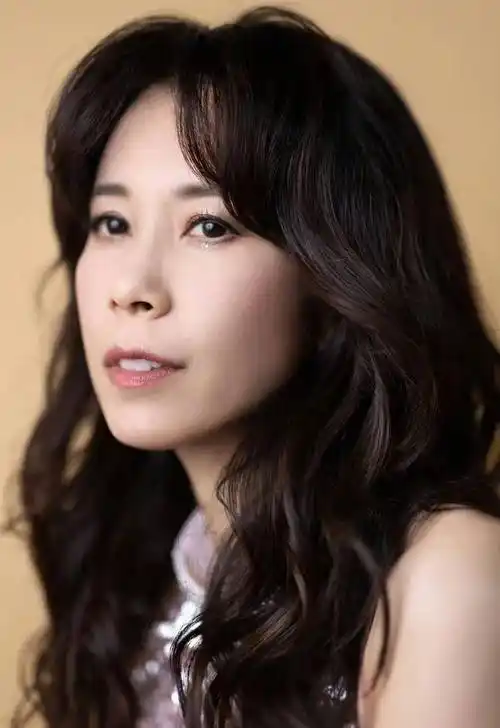 她就是karen莫文蔚一曲《忽然之间》让全场观众动情合唱来到了声生不