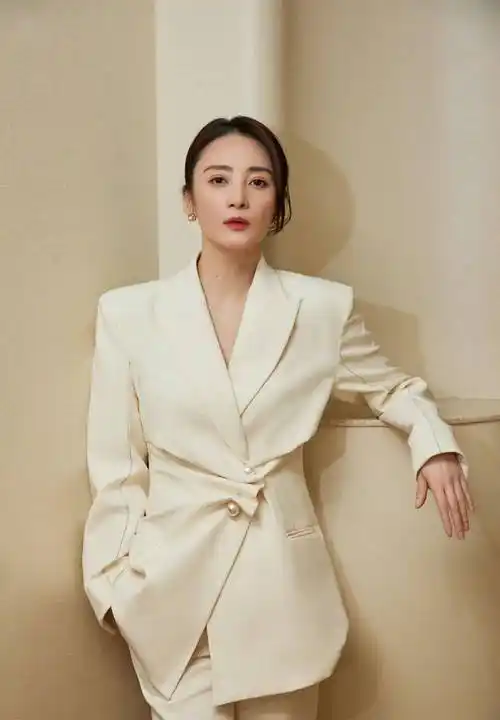 48岁的蒋勤勤出席在湖北举行的活动,西装造型如走秀,"经典脸"最美