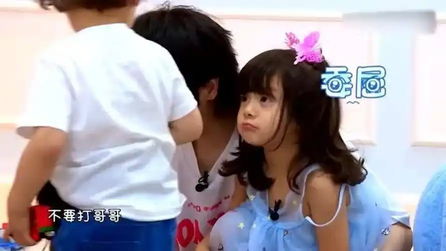 华晨宇有多喜欢女儿抱着哈林半天不舍得撒手张碧晨该吃醋了