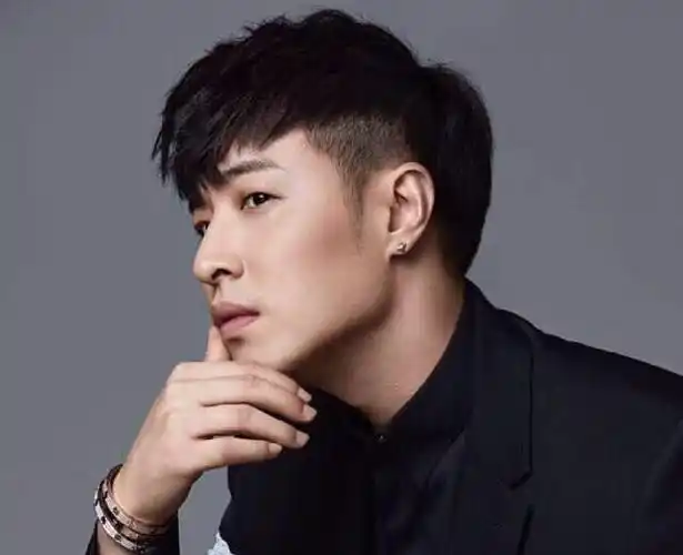 潘玮柏的侧脸是不是比正脸好看一点啊?