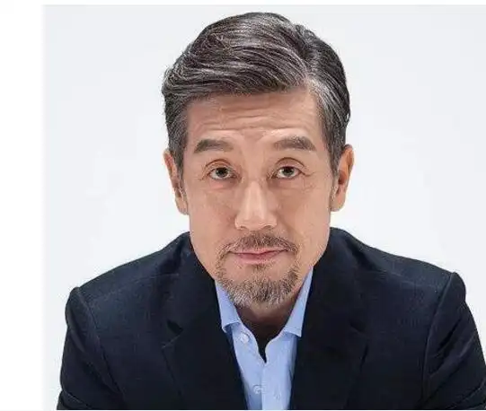 男生八十年代烫高刘海发型