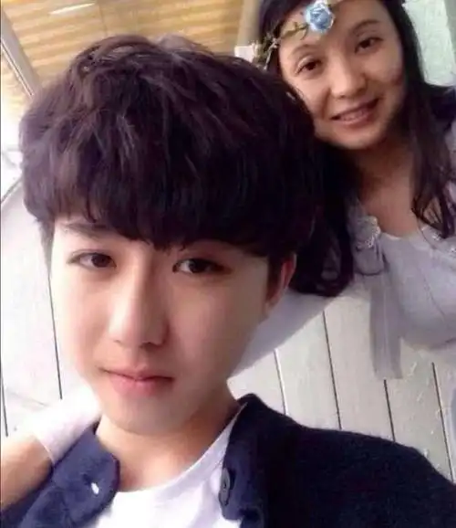 蔡徐坤背景被扒,原来家世显赫身份不简单,难怪网友越黑他越火