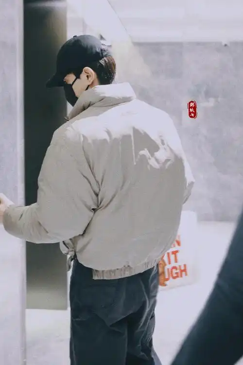 的上班背影20292025061206021207 )77#邓伦