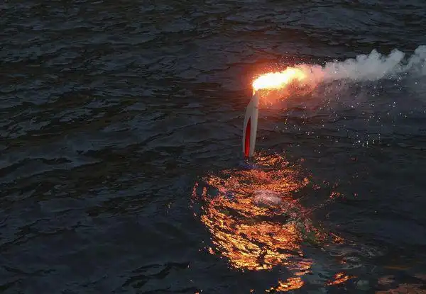 图文索契冬奥火炬贝加尔湖底传递逐渐入水