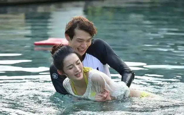 李沁早期参加恋综,穿比基尼泳衣和魏大勋在泳池嬉戏_罩衫_水面_穿着