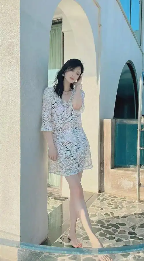 40岁蒋欣罕晒泳装美照穿比基尼全身零赘肉细腰长腿超养眼