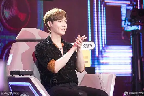 张艺兴灿笑露酒窝少年感足秒入状态严厉制作人上线