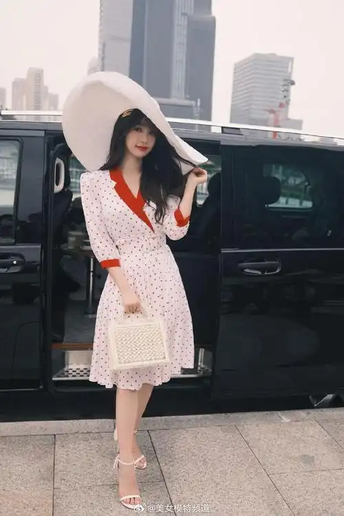 虞书欣复古写真释出好摩登穿波点长裙搭配大沿帽街拍