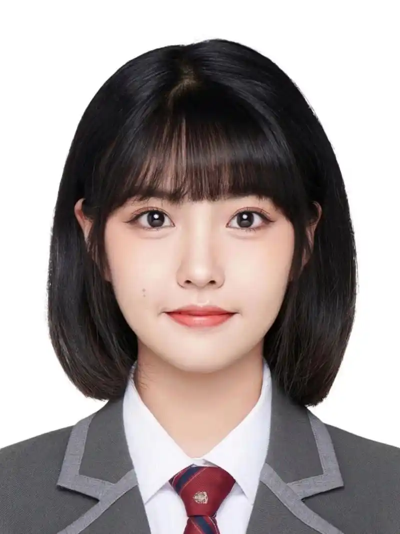 随便找了个小照相馆拍的,图也不会帮忙修,于是这张丑照片在学生证上跟