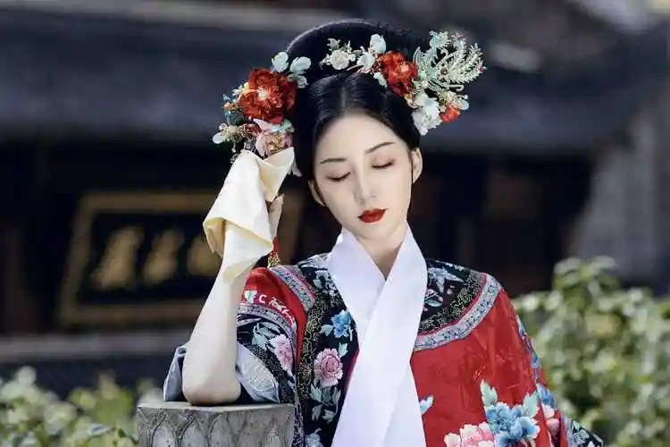 惊艳陈欣予旗装造型曝光红装清冷宛如戏中人