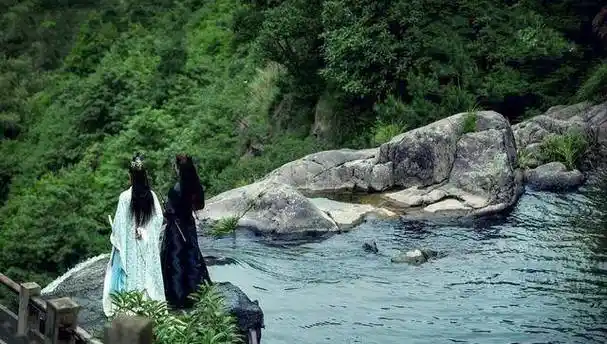 王一博背影封面帅气迷人,要不是官博艾特王一博还以为是肖战_影子