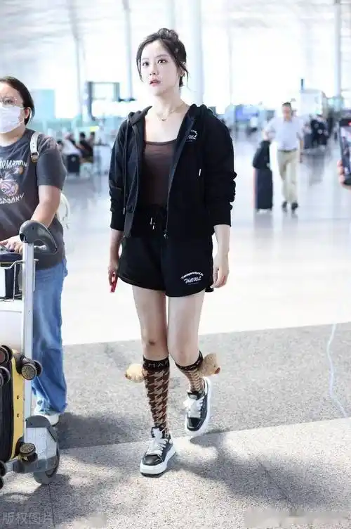 王艺瑾现身北京机场,扎丸子头甜美可爱