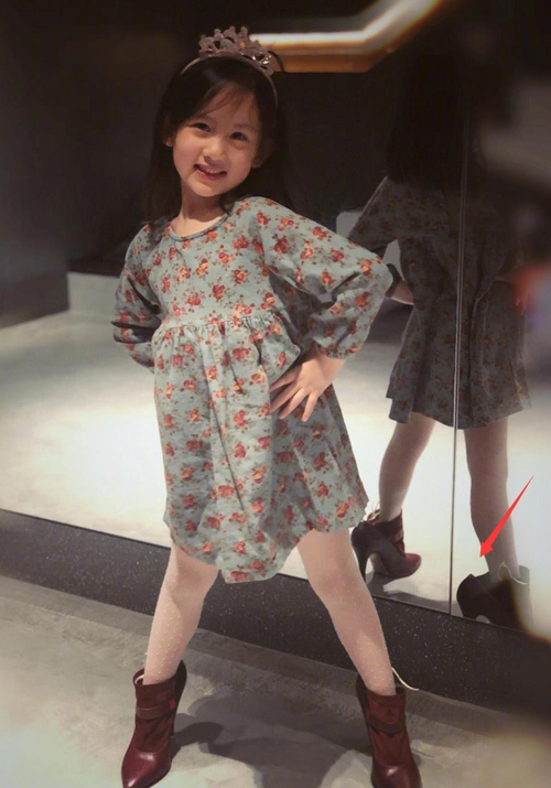 孙莉晒小女儿近照,和黄磊长得一模一样,脚上"妈妈款"鞋子亮了