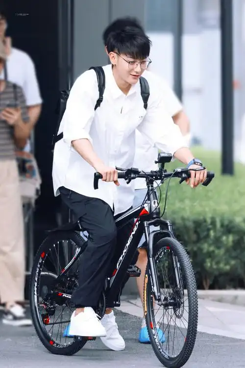 黄子韬 萌探探探案##黄子韬白衬衫少年感路透