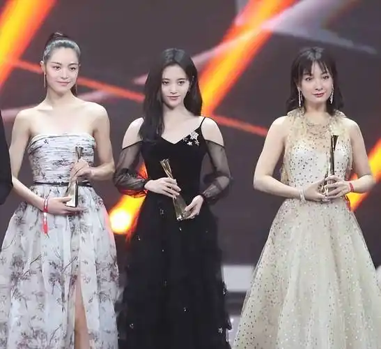 看看她和关晓彤的合照就有答案_吴宣_照片_鼻梁